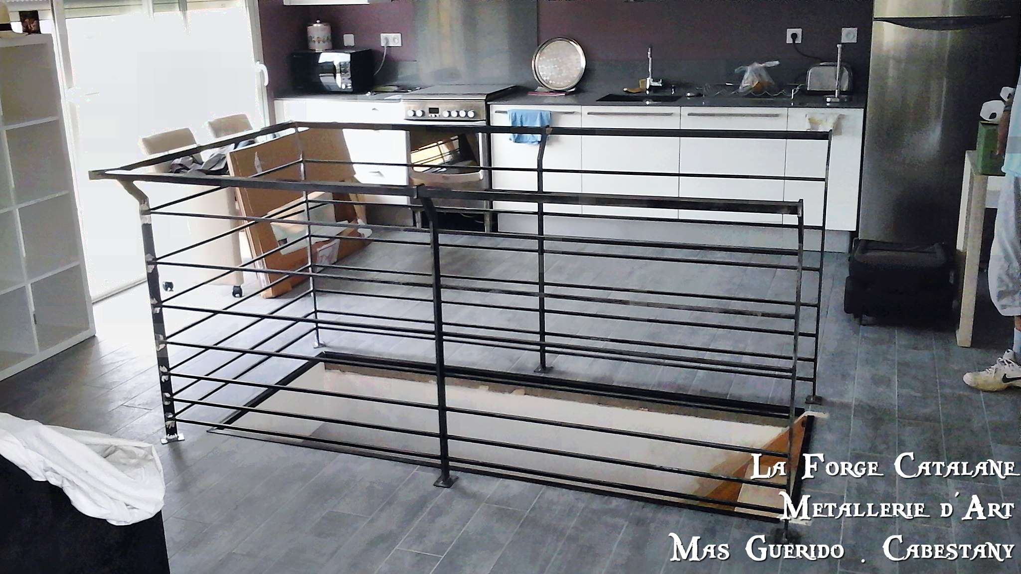 Garde corps main courante deportee lisses horizontales carre forge catalane.jpg